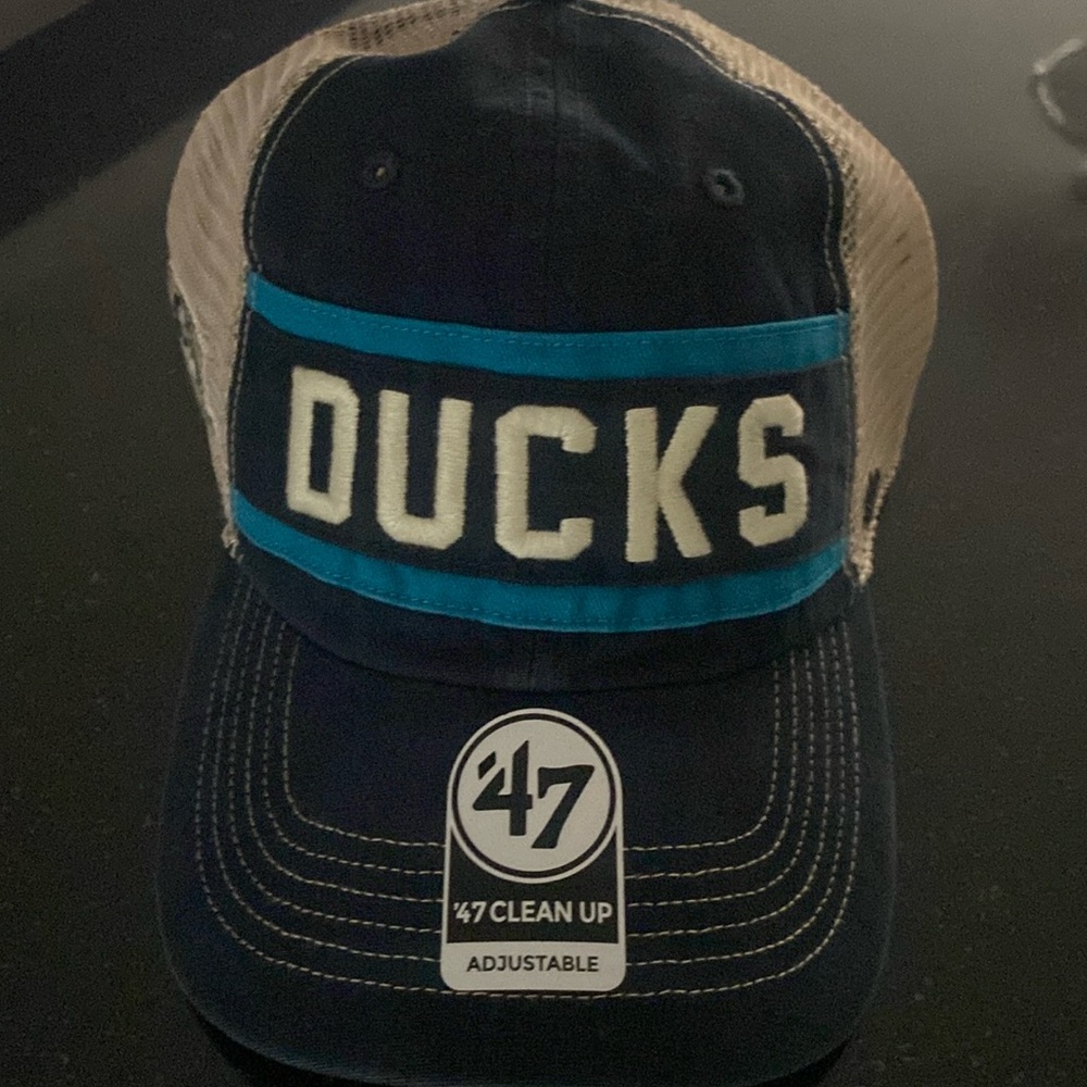 🏒NHL ‘47 Anaheim Ducks  Mesh Trucker Hat. ((Adjustable)